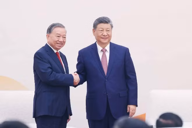 Tổng Bí thư, Chủ tịch nước Tô Lâm và Tổng Bí thư, Chủ tịch nước Tập Cận Bình tại buổi gặp gỡ thanh niên hai nước tham gia chương trình “Hành trình đỏ nghiên cứu, học tập”. (Ảnh: Thống Nhất/TTXVN) 
