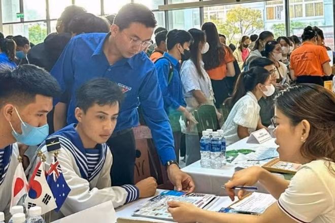 Tư vấn, giới thiệu việc làm cho quân nhân chuẩn bị xuất ngũ và các bạn trẻ tại thành phố Đà Nẵng. (Ảnh: HUY ĐẠT)