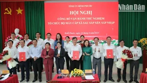 Lãnh đạo tỉnh Bình Phước trao quyết định cho các đồng chí được giao nhiệm vụ vận hành thử nghiệm tổ chức bộ máy cấp xã sau sắp xếp, sáp nhập. 
