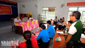 Lãnh đạo xã Bù Đăng (tỉnh Đồng Nai) về thôn 1 gặp gỡ, lắng nghe ý kiến của nhân dân