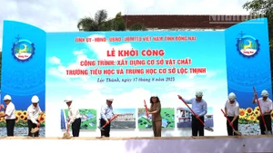 Các đại biểu thực hiện nghi lễ động thổ khởi công xây dựng Trường tiểu học và trung học cơ sở Lộc Thịnh.