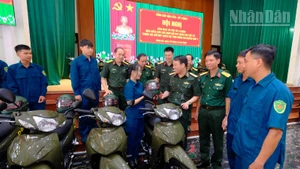 Thiếu tướng Vũ Văn Cường, Phó Chính ủy Tổng cục Hậu cần-Kỹ thuật căn dặn các đồng chí dân quân sử dụng xe an toàn, đúng mục đích