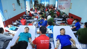 Đông đảo cán bộ, chiến sĩ, người dân tham gia hiến máu nhân đạo tại chương trình.