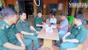 Đảng viên Đồn Biên phòng Đắk Ơ nắm tình hình thôn Bù Đưng, xã Đắk Ơ, tỉnh Đồng Nai.