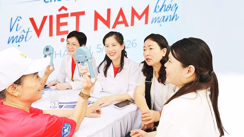Thăm khám sức khỏe miễn phí cho người dân tại Ngày Sức khỏe toàn dân 2026. Ảnh: KHIẾU MINH