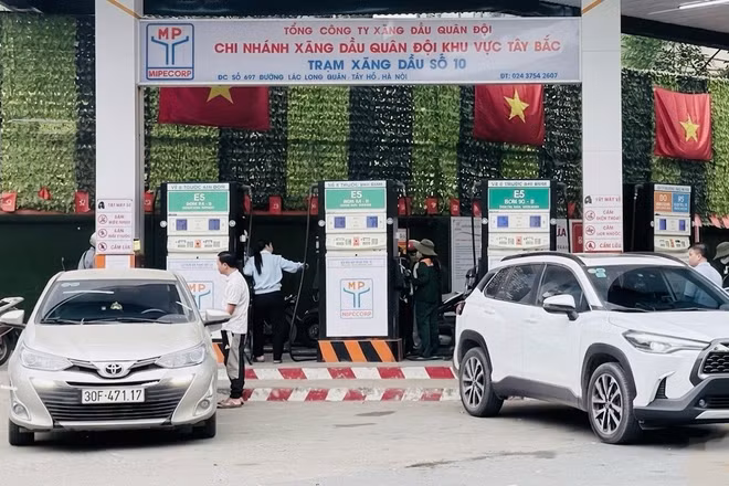 Giá bán các mặt hàng xăng dầu trong nước điều chỉnh giảm từ 15 giờ ngày 4/6.