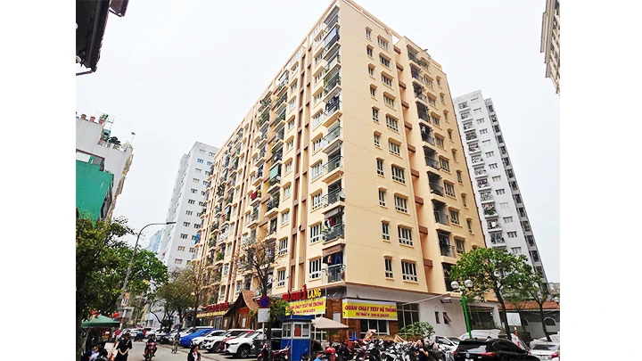 Diện tích tầng 1 chung cư CT3 Hoàng Cầu bị lấn chiếm toàn bộ hành lang bên ngoài, dù đơn vị trúng thầu chỉ ký hợp đồng sử dụng bên trong.