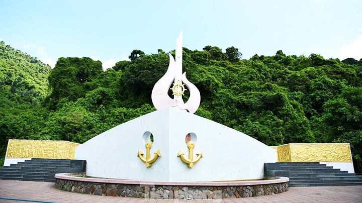 Đài tưởng niệm tàu không số Vũng Rô tại Khu Di tích lịch sử Vũng Rô. Ảnh: BÁO TIỀN PHONG
