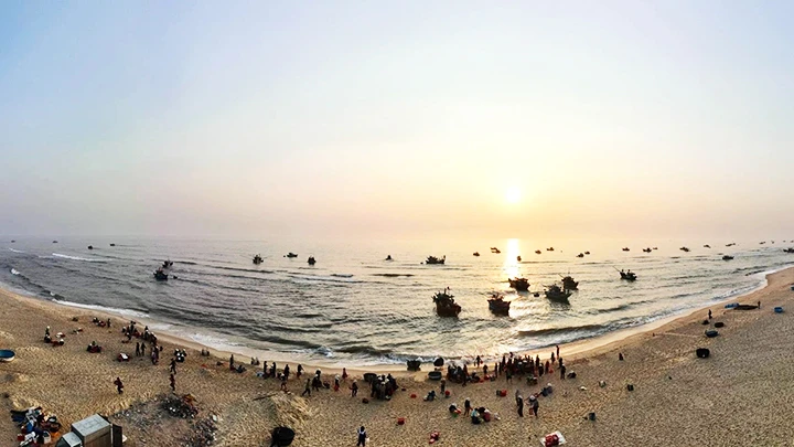 Bình minh trên chợ cá Nhân Trạch.
