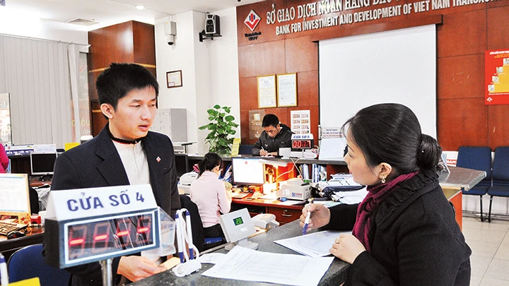 Nhiều doanh nghiệp vẫn gặp khó khăn trong việc tiếp cận nguồn vốn. Ảnh: NAM ANH