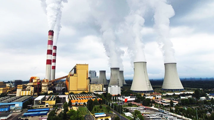 Khí CO2 từ các nhà máy khiến biến đổi khí hậu thêm nghiêm trọng. Ảnh: BLOOMBERG
