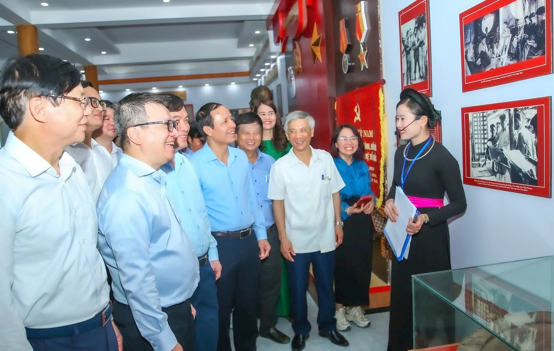 Đoàn Hội Nhà báo Việt Nam tham quan Di tích Địa điểm thành lập Hội tại thôn Roòng Khoa, xã Điềm Mặc, huyện Định Hóa, tỉnh Thái Nguyên. Ảnh: SƠN HẢI