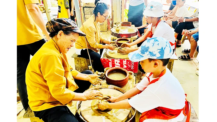 Sáng tạo ở làng gốm Thanh Hà