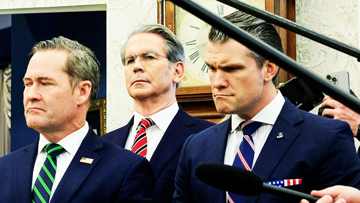 Cố vấn An ninh quốc gia Mỹ Mike Waltz (bìa trái), Bộ trưởng Quốc phòng Pete Hegseth (bìa phải) hứng chịu chỉ trích vì vụ việc. Ảnh: REUTERS