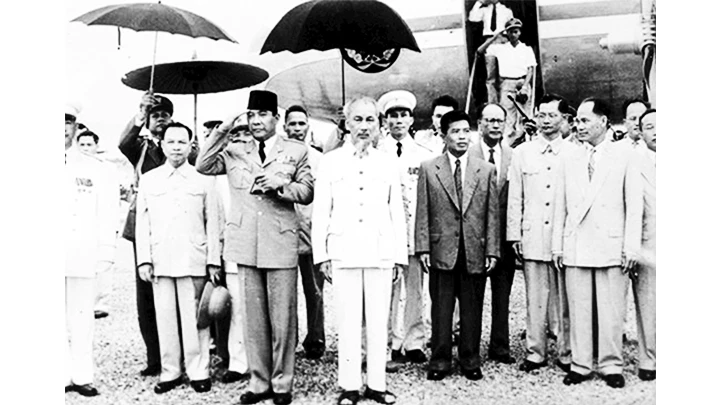 Chủ tịch Hồ Chí Minh cùng một số thành viên Chính phủ đón Tổng thống Indonesia Sukarno sang thăm Việt Nam tại sân bay Gia Lâm ngày 24/6/1959.