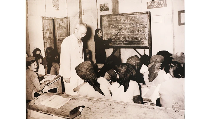 Chủ tịch Hồ Chí Minh thăm lớp bổ túc văn hóa của bà con lao động Lương Yên. Nguồn: BẢO TÀNG HỒ CHÍ MINH