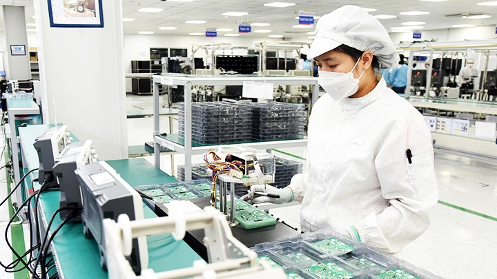 Sản xuất linh kiện điện tử của Công ty TNHH Bumjin Electronics Vina. Ảnh: HẢI TRẦN
