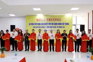 Các đại biểu cắt băng khai trương Bộ phận tiếp nhận, giải quyết thủ tục hành chính tập trung khu vực Bắc Luân II (cửa khẩu quốc tế Móng Cái).