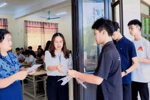 Cán bộ coi thi gọi thí sinh vào phòng thi và kiểm tra giấy báo dự thi, giấy tờ cá nhân của thí sinh tại điểm thi ở đặc khu Cô Tô.