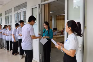 Cán bộ coi thi gọi thí sinh vào phòng thi.