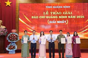 Các đồng chí lãnh đạo tỉnh Quảng Ninh trao giải Nhất Giải Báo chí tỉnh Quảng Ninh năm 2025 cho các tác giả, nhóm tác giả.