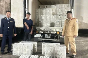 Ông Bùi Đức Thành cùng phương tiện và hàng hóa bị lực lượng Quản lý thị trường và Công an Quảng Ninh thu giữ.