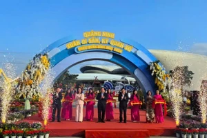 Các đại biểu cắt băng khai mạc Đại lộ hoa và công nghệ ánh sáng chào Xuân Bính Ngọ 2026.