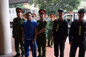 Bị cáo Bùi Đình Khánh được lực lượng Công an dẫn giải đến Toà án nhân dân tỉnh Quảng Ninh.