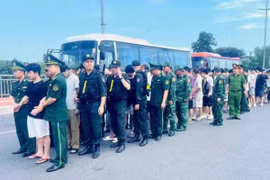 Lực lượng chức năng dẫn giải các đối tượng ra khu vực trao trả.