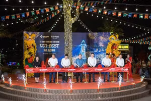 Các đại biểu cắt băng khai trương tổ hợp giải trí, ẩm thực VUI-Fest Ha Long.