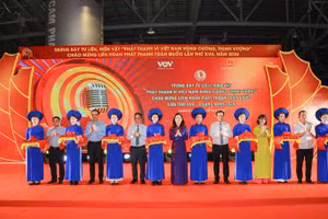 Các đại biểu cắt băng khai mạc trưng bày tư liệu, hiện vật mang chủ đề "Phát thanh vì Việt Nam hùng cường, thịnh vượng".