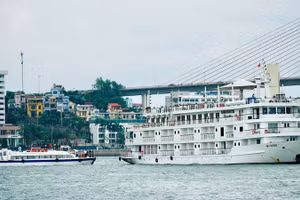 Tàu Ambassador Signature đưa khách tham quan theo hành trình Vịnh Hạ Long 6 - Vịnh Lan Hạ.