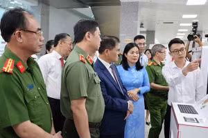 Các đại biểu tham quan mô hình thí điểm Kiosk thông minh tại Trung tâm Phục vụ hành chính công tỉnh Quảng Ninh.