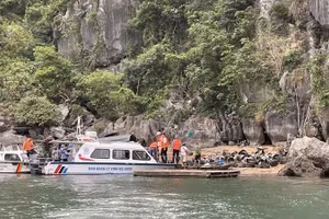 Lực lượng chức năng phát hiện hoạt động nuôi trồng thủy sản trái phép trên Vịnh Hạ Long.