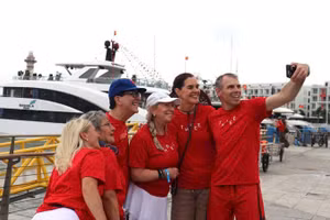 Du khách quốc tế thích thú chụp hình lưu niệm tại Cảng tàu khách quốc tế Hạ Long.