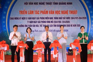 Các đại biểu cắt băng khai mạc triển lãm.