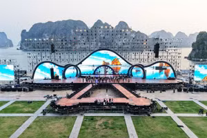 Sân khấu hoành tráng tại Quảng trường 30/10, phường Hạ Long đã sẵn sàng cho Concert “Thanh âm Kỷ nguyên mới”.