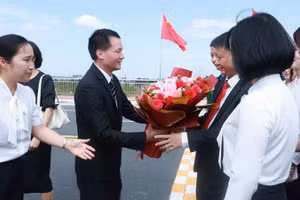 Đồng chí Bành Thiệu Quan, Bí thư Thành ủy Đông Hưng tặng hoa chào mừng Đoàn đại biểu các xã, phường tỉnh Quảng Ninh sang dự kỷ niệm 30 năm Ngày thành lập thành phố Đông Hưng.