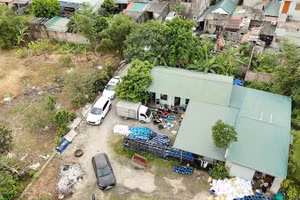 Toàn cảnh xưởng sản xuất giá đỗ trái phép tại phường Mạo Khê, Quảng Ninh. (Ảnh: Công an Quảng Ninh)