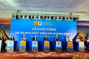 Các đại biểu nhấn nút khởi công Dự án Nhà máy điện gió Quảng Ninh 1.