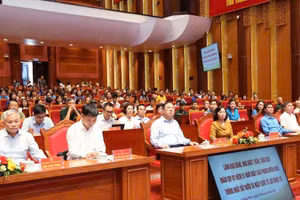 Phó Thủ tướng Thường trực Chính phủ Phạm Gia Túc và Đoàn công tác Trung ương tham dự Chương trình.