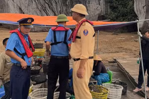 Lực lượng chức năng phát hiện hoạt động nuôi trồng thủy sản trái phép trên Vịnh Hạ Long.
