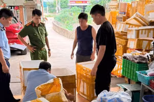 Lực lượng Quản lý thị trường tiến hành niêm phong toàn bộ tang vật vi phạm.