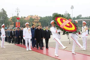 Đoàn cán bộ ngành Nội chính Đảng do đồng chí Phan Đình Trạc, Ủy viên Bộ Chính trị, Bí thư Trung ương Đảng, Trưởng Ban Nội chính Trung ương làm Trưởng đoàn vào Lăng viếng Chủ tịch Hồ Chí Minh. (Ảnh: ĐẶNG PHƯỚC)