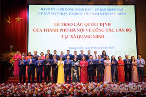 Bí thư Thành ủy Hà Nội Bùi Thị Minh Hoài cùng các đại biểu và lãnh đạo xã Quang Minh.