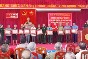 Bộ Chỉ huy quân sự tỉnh Quảng Ninh phối hợp Hội Chữ thập đỏ tỉnh trao quà cho các đối tượng chính sách trên địa bàn xã Tiên Yên.