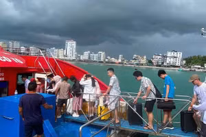 Đặc khu Cô Tô phối hợp với các hãng tàu bố trí phương tiện đưa du khách vào bờ tránh bão số 1 an toàn.
