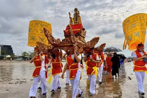 Lễ rước kiệu nghênh thần trong Lễ hội đình Trà Cổ.