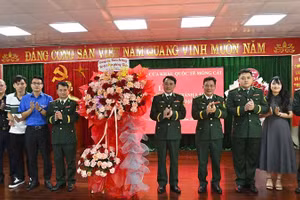Ban Chỉ huy Bộ đội Biên phòng tỉnh Quảng Ninh chúc mừng mô hình “Tổ dân vận đối ngoại” tại Cửa khẩu quốc tế Móng Cái. 