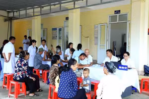 Người dân xã Cái Chiên được khám sức khỏe, tư vấn và sàng lọc bệnh miễn phí theo kế hoạch của tỉnh.